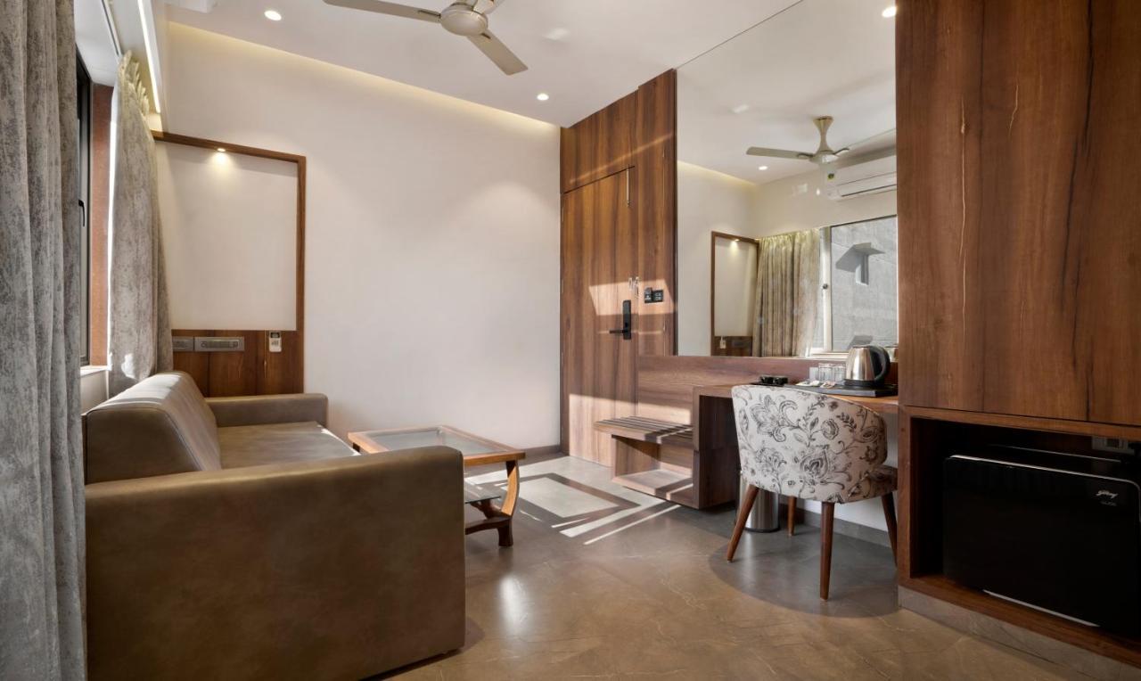 Treebo Premium Savera Inn Bombay Exterior foto